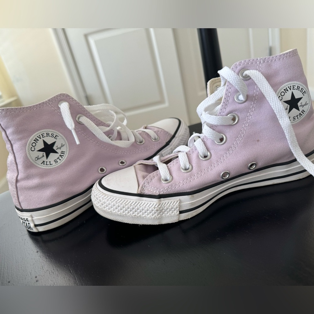 Light purple women’s converse